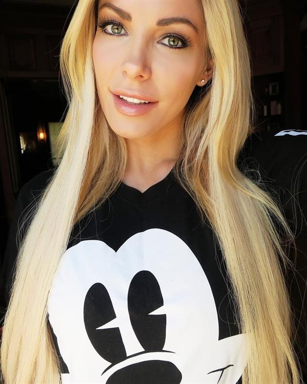Crystal Harris taking a selfie