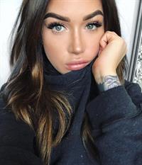 Jessica Wilde taking a selfie