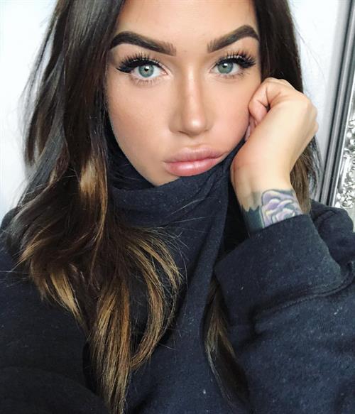 Jessica Wilde taking a selfie