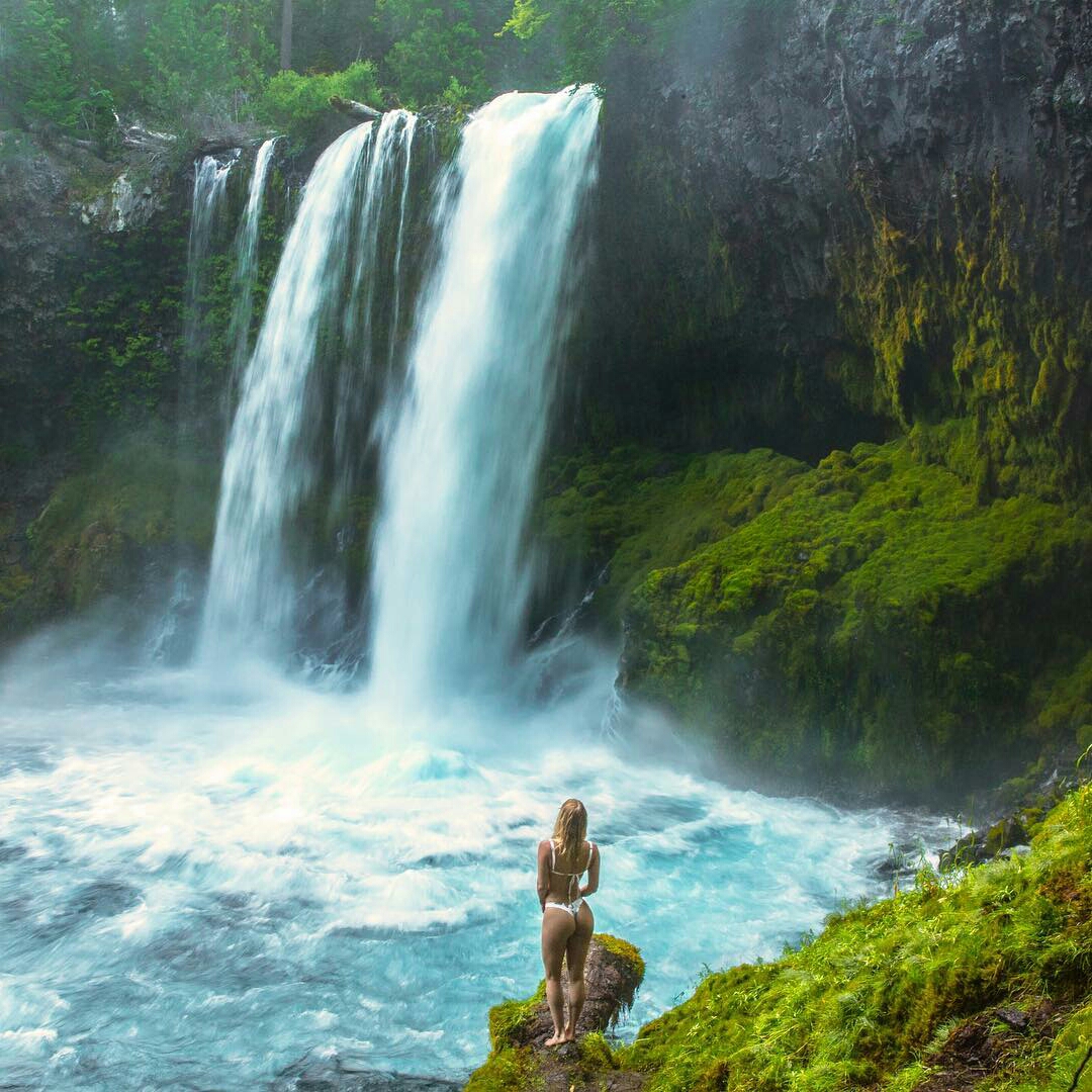 Sara Jean Underwood in a bikini - ass