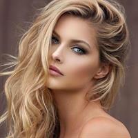 Ashley Smouter taking a selfie