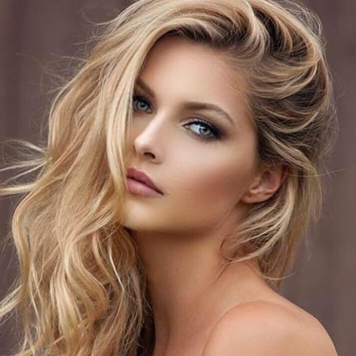 Ashley Smouter taking a selfie