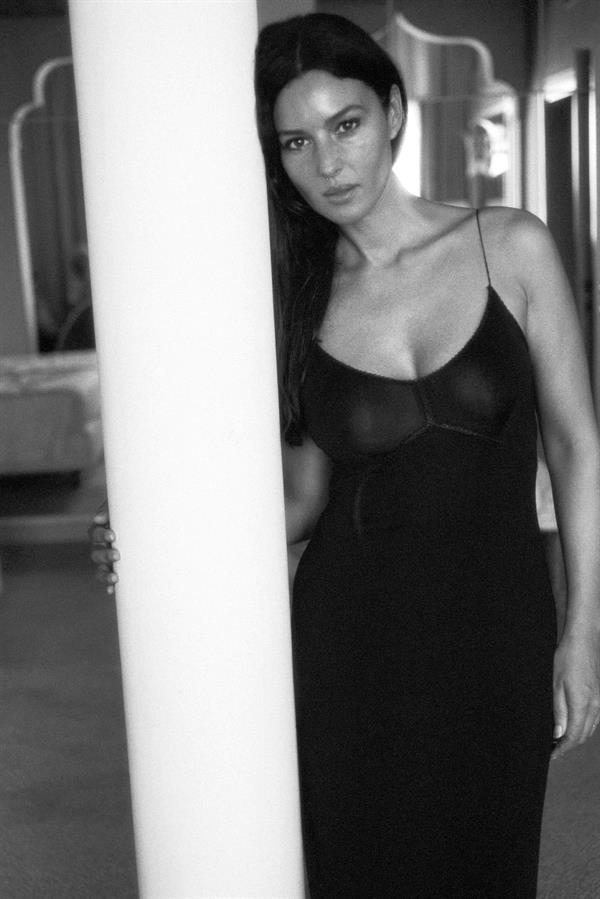 Monica Bellucci in lingerie