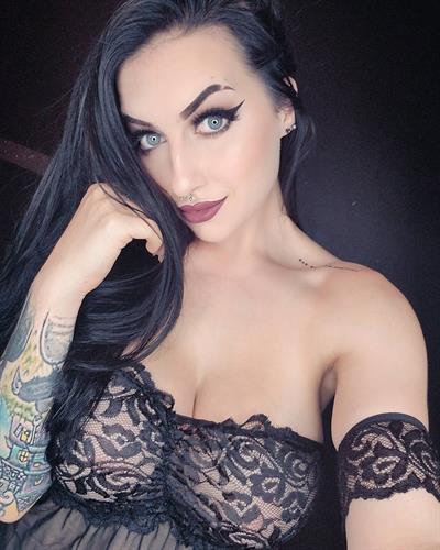 Cubbi Thompson taking a selfie