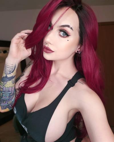 Cubbi Thompson taking a selfie