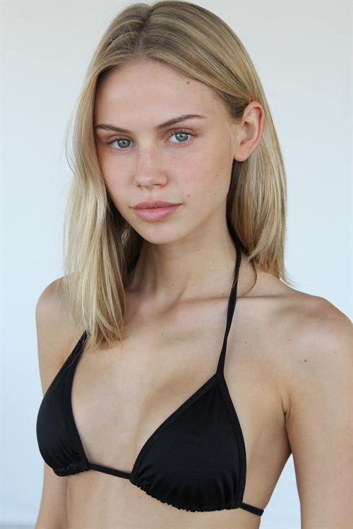Scarlett Leithold super sexy polaroids/digitals