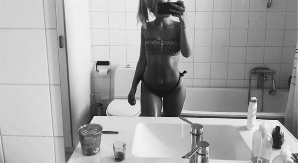 Stina Jonsson in a bikini taking a selfie