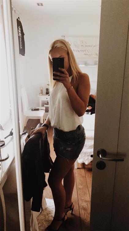 Stina Jonsson taking a selfie