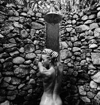 Julianne Hough nude modelling her naked sexy ass.











