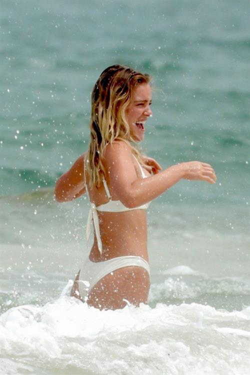 Georgia Gibbs sexy model ass in a bikini at the beach seen by paparazzi.




