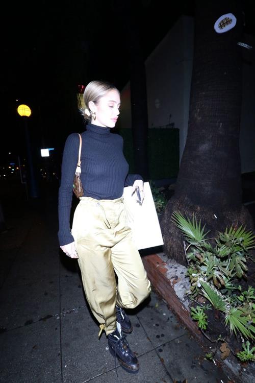 Delilah Belle Hamlin Pictures Delilah Hamlin braless boobs in a black top showing her tits seen by paparazzi.