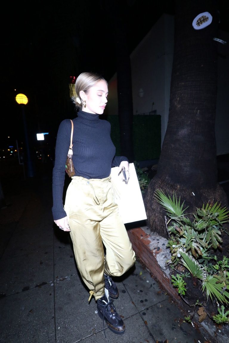 Delilah Belle Hamlin Pictures Delilah Hamlin braless boobs in a black top showing her tits seen by paparazzi.