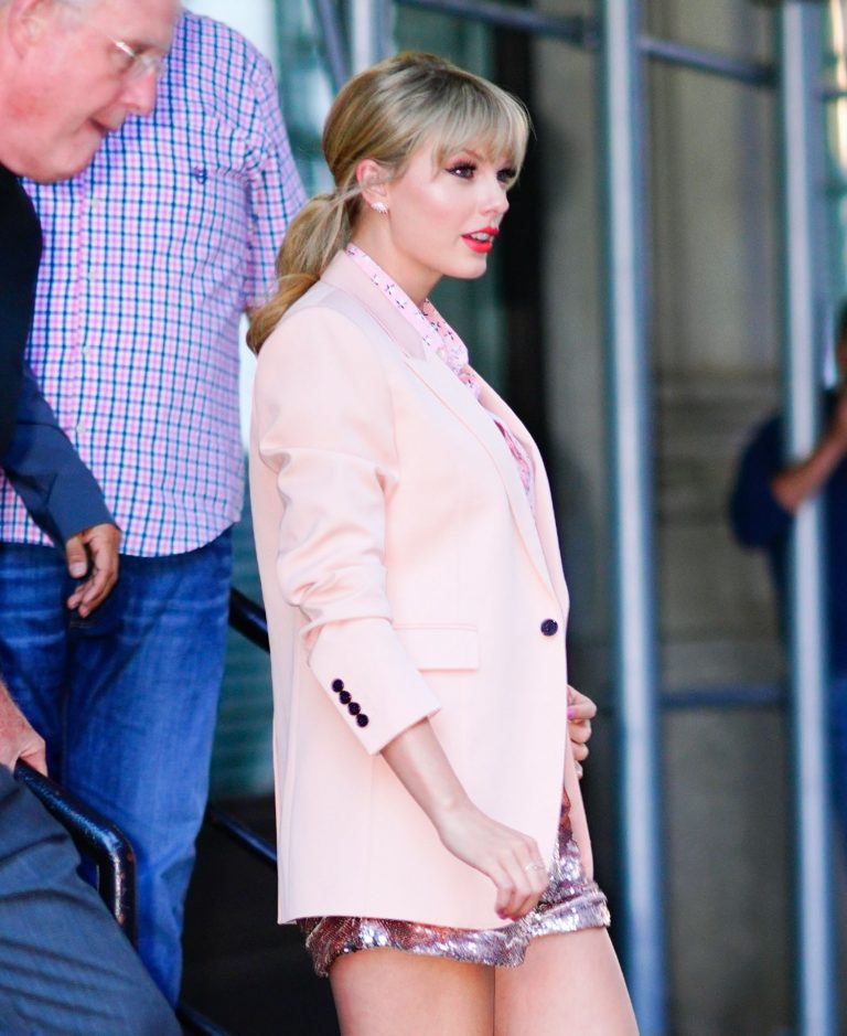 Taylor Swift Pictures Taylor Swift sexy legs in a short skirt seen by paparazzi.