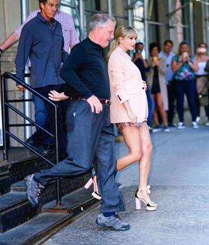 Taylor Swift sexy legs in a short skirt seen by paparazzi.


