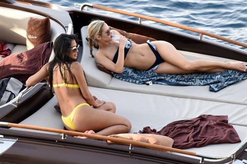 Nicole Scherzinger in a sexy bikini on a boat in Capri showing her ass and nice cleavage seen by paparazzi.












