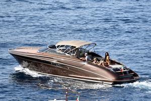 Nicole Scherzinger in a sexy bikini on a boat in Capri showing her ass and nice cleavage seen by paparazzi.












