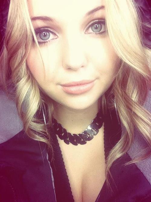 Sammi Hanratty taking a selfie