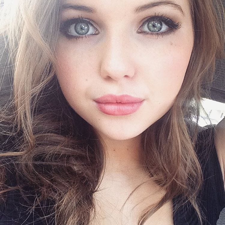 Sammi Hanratty taking a selfie