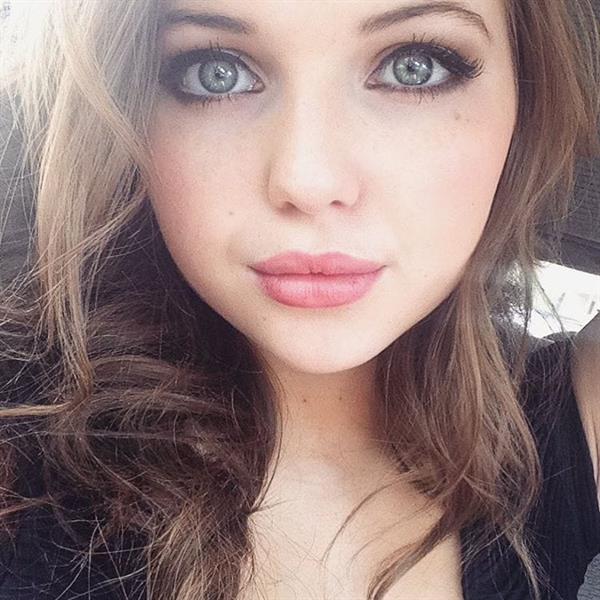 Sammi Hanratty taking a selfie