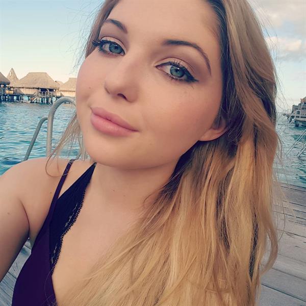 Sammi Hanratty taking a selfie