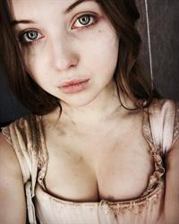 Sammi Hanratty taking a selfie