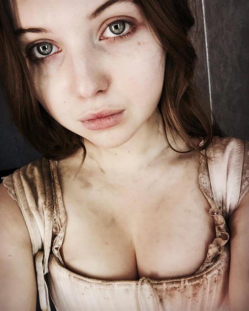 Sammi Hanratty taking a selfie