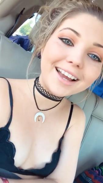 Sammi Hanratty taking a selfie