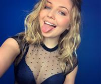 Sammi Hanratty taking a selfie