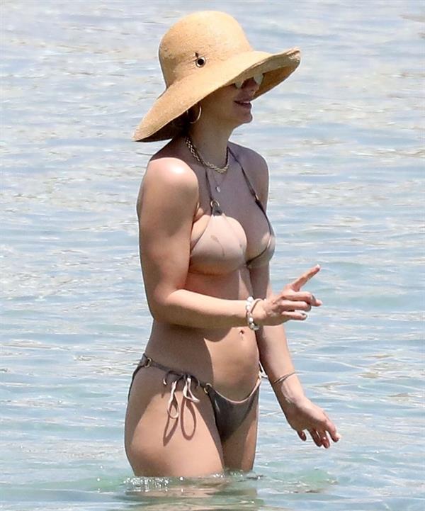 Katharine McPhee sexy bikini photos showing her boobs and ass seen by paparazzi.



