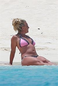 Britney Spears in a sexy bikini on the beach seen by paparazzi.




