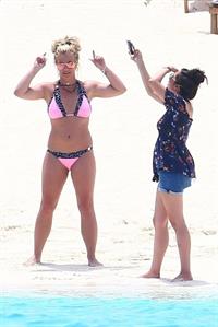 Britney Spears in a sexy bikini on the beach seen by paparazzi.




