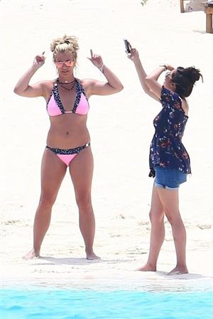 Britney Spears in a sexy bikini on the beach seen by paparazzi.




