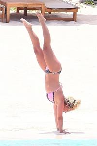 Britney Spears in a sexy bikini on the beach seen by paparazzi.




