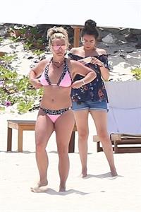 Britney Spears in a sexy bikini on the beach seen by paparazzi.




