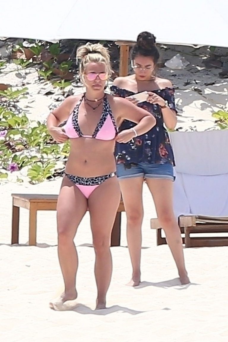 Britney Spears Bikini Pictures Britney Spears in a sexy bikini on the beach seen by paparazzi.