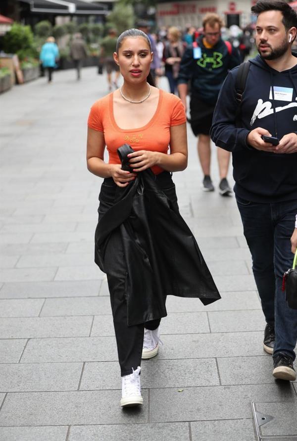 Raye braless tits pokies seen by paparazzi.










