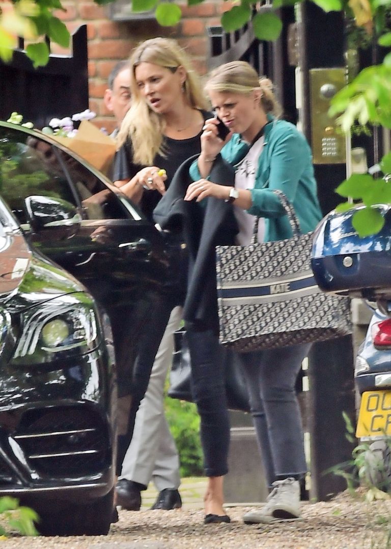 Kate Moss braless tits pokies seen by paparazzi.













