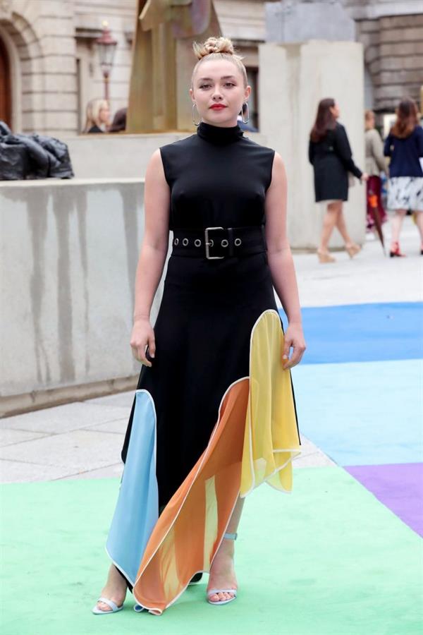 Florence Pugh braless tits pokies in a black dress.















