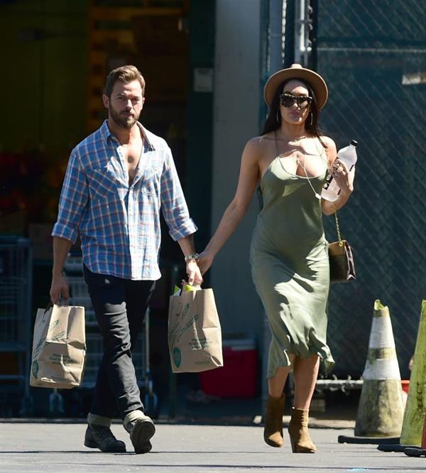 Nikki Bella braless boobs in a green dress seen by paparazzi.
















