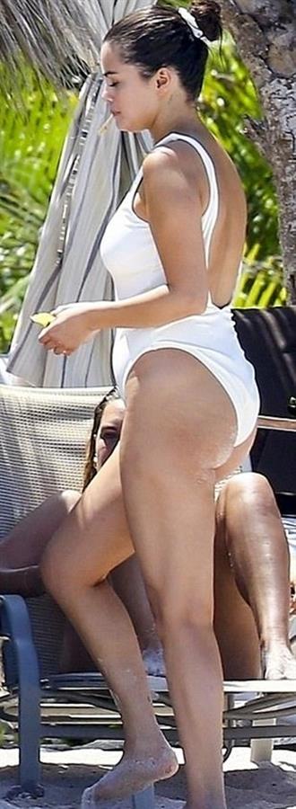 Selena Gomez sexy ass in a swimsuit seen on the beach by paparazzi.


