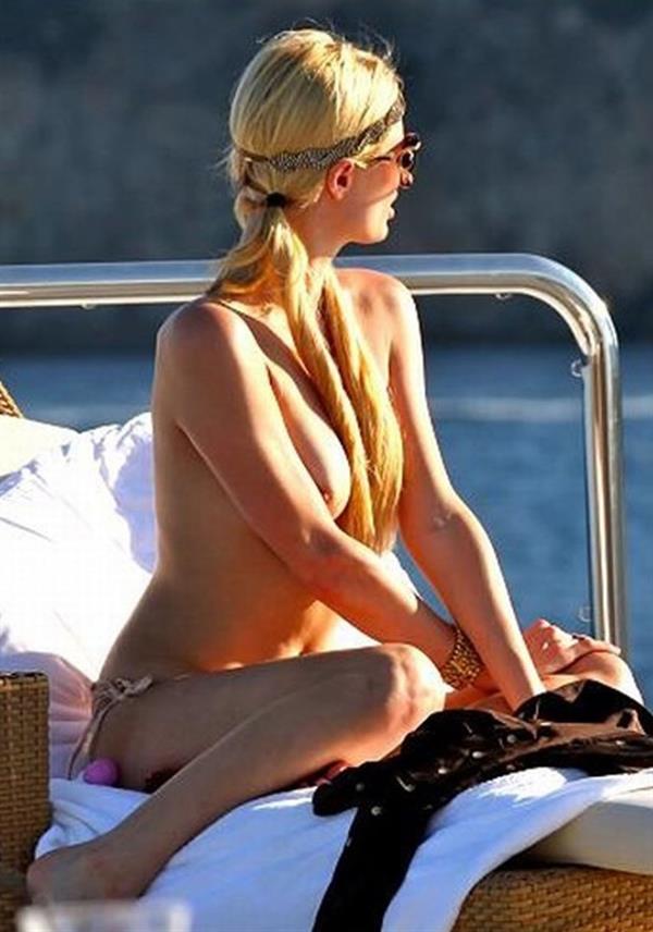 Paris Hilton nude tanning caught topless by paparazzi with her boobs exposed.



















