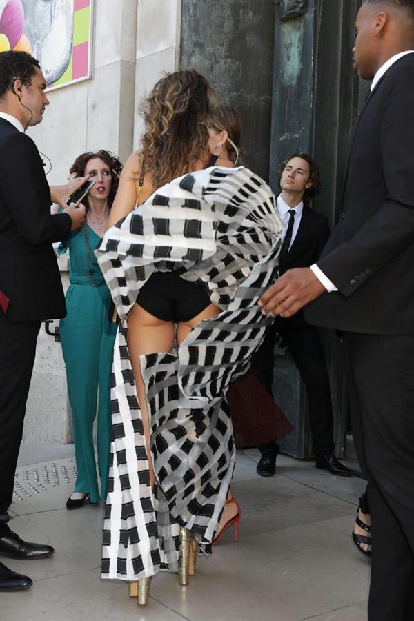 Nikki Reed upskirt wardrobe malfunction as her dress blew up showing her panties seen by paparazzi.











