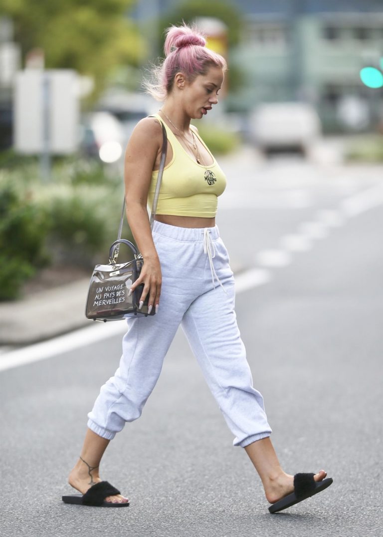 Jessika Power Pictures Jessika Power braless boobs pokies showing her tits and pierced nipple seen by paparazzi.