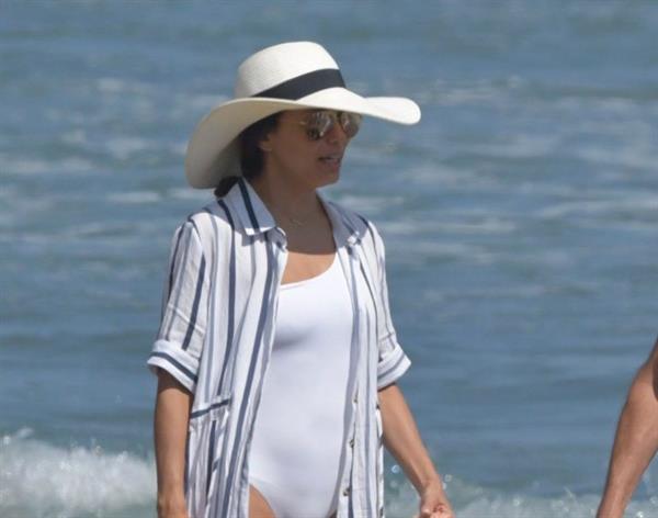 Eva Longoria sexy ass in a swimsuit at the beach seen by paparazzi.
















