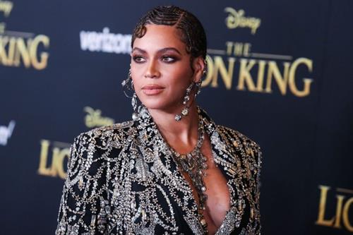 Beyonce braless boobs and areola peek showing off nice cleavage on the red carpet for the premiere of  The Lion King .






