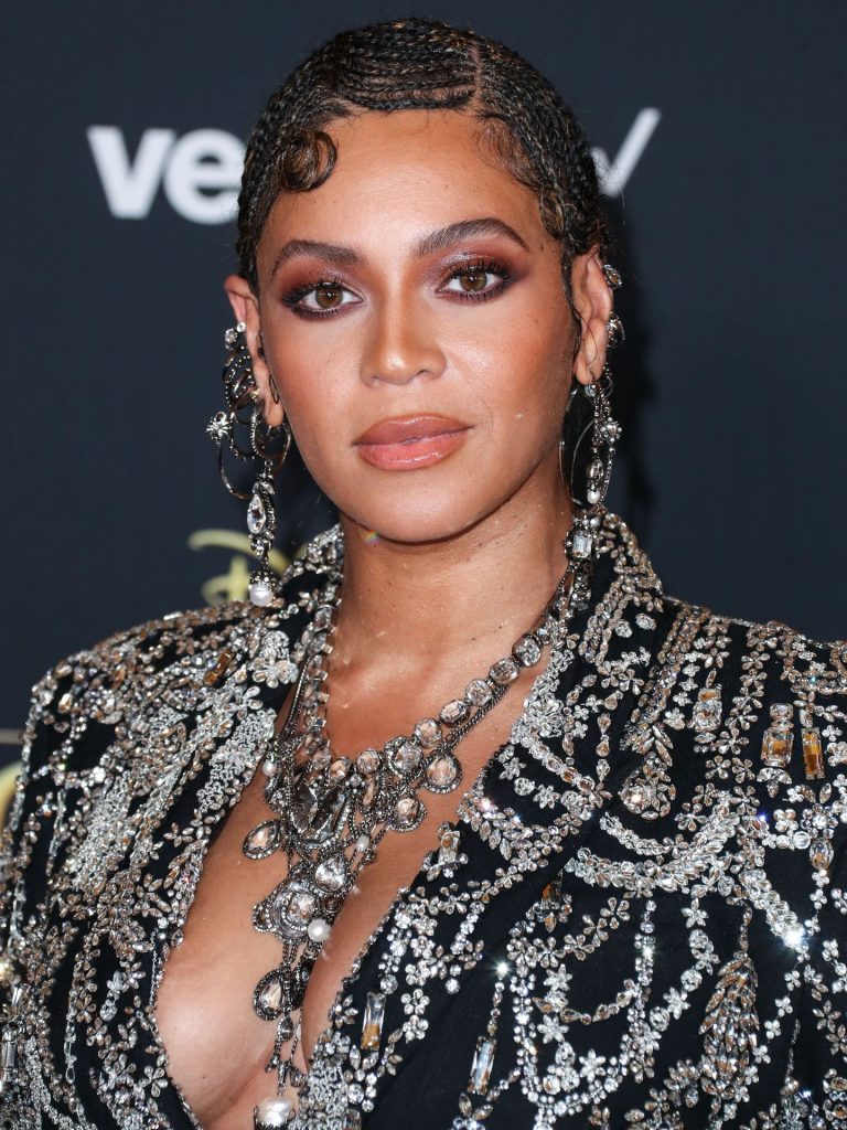 Beyoncé Knowles Pictures Beyonce braless boobs and areola peek showing off nice cleavage on the red carpet for the premiere of  The Lion King .