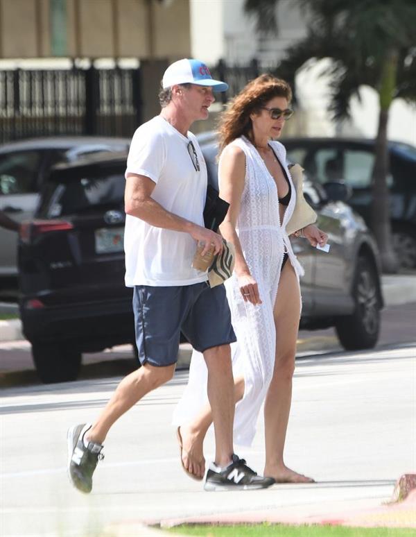 Supermodel Cindy Crawford in a sexy bikini showing nice cleavage seen by paparazzi.





















