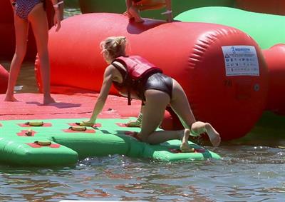 Elsa Pataky sexy ass and cleavage in a swimsuit seen by paparazzi with Chris Hemsworth.














