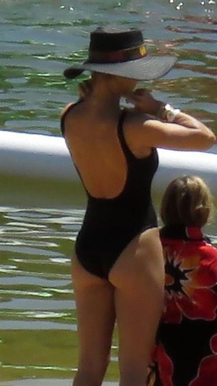 Elsa Pataky sexy ass and cleavage in a swimsuit seen by paparazzi with Chris Hemsworth.














