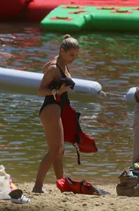 Elsa Pataky sexy ass and cleavage in a swimsuit seen by paparazzi with Chris Hemsworth.














